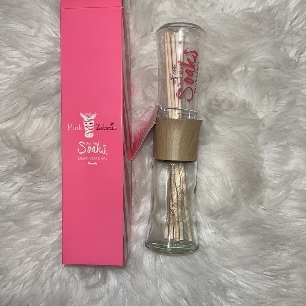 Pink Zebra Reed glass diffuser w/ Natural light Reeds. Just Add Soaks. NIB - Picture 3 of 5